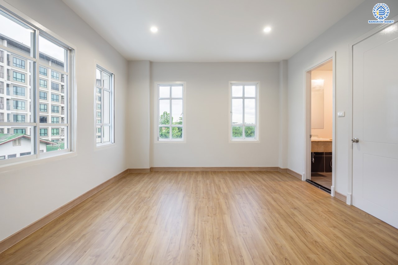 บ้านมือสอง ทาวน์โฮม 3 ชั้น หลังมุม ม.พลัสซิตี้พาร์ค เกษตร-นวมินทร์ เนื้อที่ 33.60 ตร.ว. ฟังก์ชัน 3 ห้องนอน 4 ห้องน้ำ จอดรถได้ 2 คัน บนทำเลศักยภาพ เชื่อมต่อถนนหลายสาย เข้าเมืองก็เป็นเรื่องง่าย ใกล้รถไฟฟ้าสายเขียวอ่อน สถานี "ม.เกษตรศาสตร์" และ ใกล้จุดขึ้นทางด่วน "ฉลองรัช"...